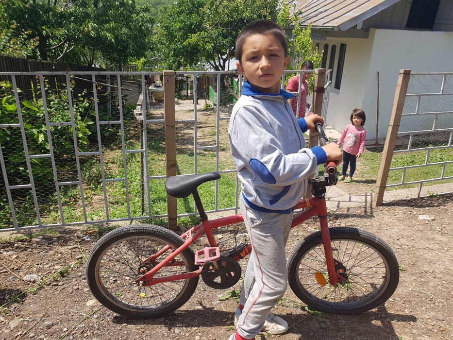 Și-a salvat surorile din flăcări și pe cel mai bun prieten de la înec. Povestea lui Emanuel Bojian, puștiul din Vaslui care a uimit toată țara