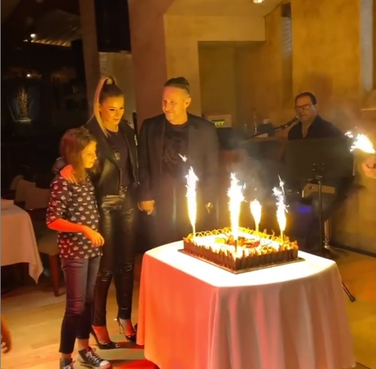 Anamaria Prodan s-a dat în spectacol pe manele într-un restaurant de lux din Dubai. A fost filmată în timp ce se săruta pasional cu soțul ei, Laurențiu Reghecampf