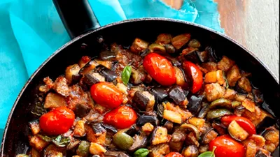 Cum se gătește Caponata Siciliană, mâncarea preferată din copilăria mafioților italieni