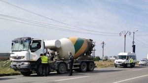 Peste 14.000 de mașini, verificate de polițiști. Bărbat beat mort, găsit la volanul unui tractor în Sibiu