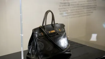 Geanta care a făcut istorie. Birkin-ul lui Jane Birkin, vândut cu 8,6 milioane de euro la Sotheby’s Paris