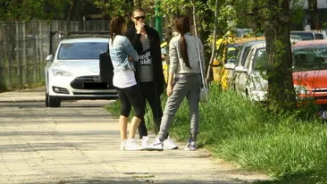 Ce tandru e finalistul “X Factor” Alex Mataev cu iubita lui! Sarut pasional in plina strada!