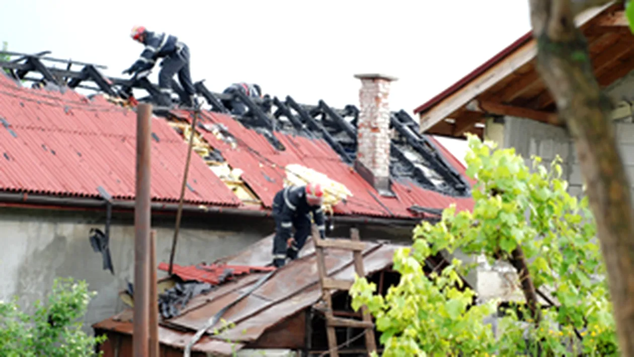 Nenorocire in Cluj! Un fulger a transformat acoperisul unei case intr-o adevarata torta