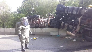 VIDEO. Trafic blocat pe DN 65. O cisternă s-a răsturnat, sunt scurgeri de combustibil