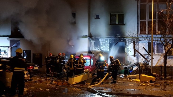 Panică în Capitală! Explozie puternică într-un restaurant! Pompierii s-au luptat ore în şir cu flăcările