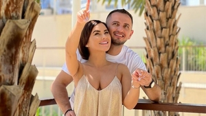 Scandal după ce Carmen de la Sălciua a anunțat că a fost cerută în căsătorie de către Marian Corcheș. Fosta soție a bărbatului, reacționează: ” Îmi doresc să fie fericit cu altcineva. Ea mi l-a furat”