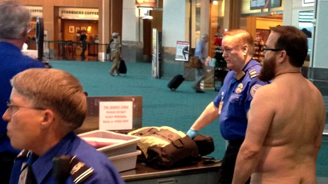 Imaginea zapacitoare dintr-un aeroport! Un barbat a fost dezbracat TOTAL in vazul tuturor celorlalti turisti - Uite cat de dezinvolt era gol pusca