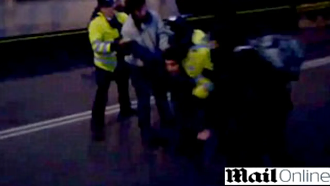 Politia britanica a agresat un tanar  cu handicap sever la protestele de la inceputul lunii