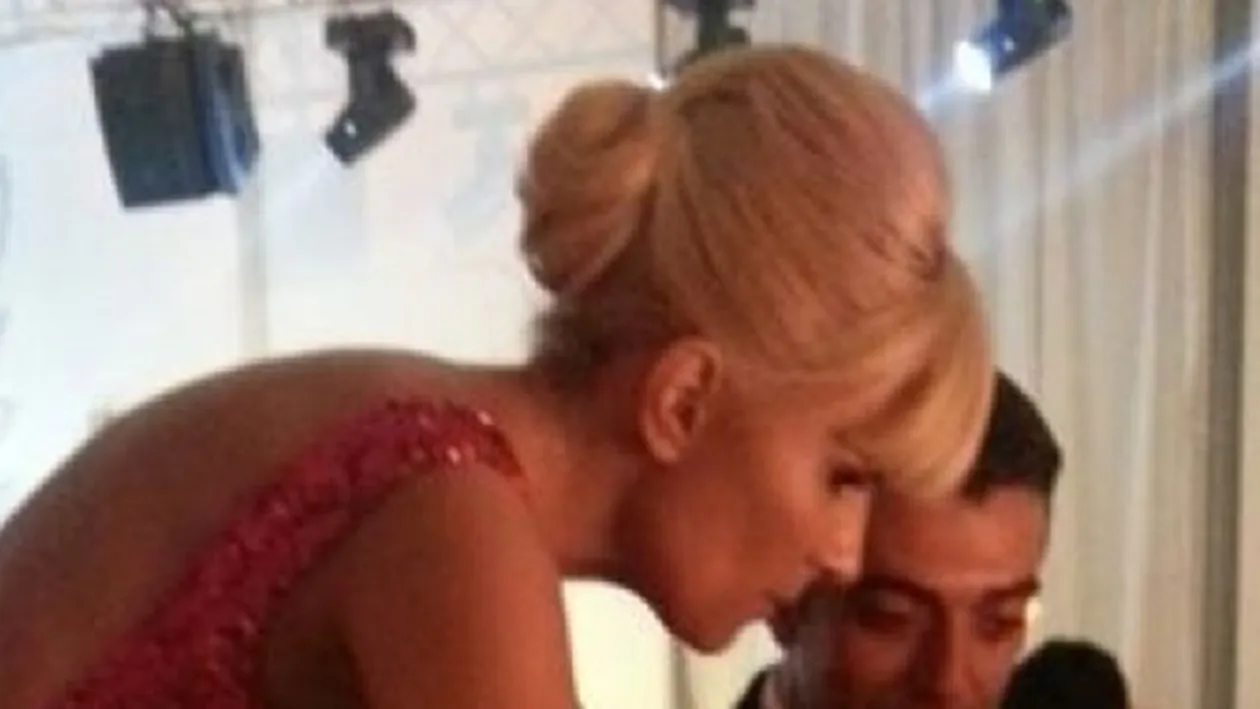 Elena Udrea, mult prea provocatoare la nunta Robertei Anastase! A facut furori cu o rochie cu vedere la sani