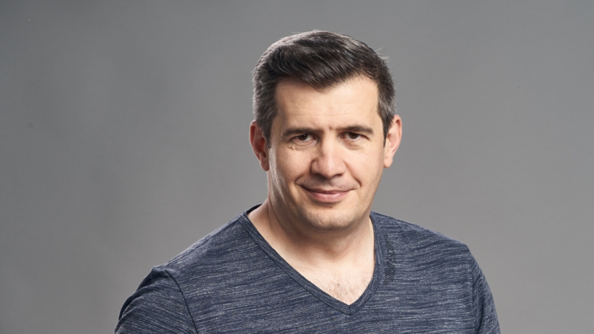 Monica, femeia care se iubește cu Dragoș Pătraru, de la Starea Nației. Cum arată soția vedetei de la Prima Tv și de când durează relația celor doi
