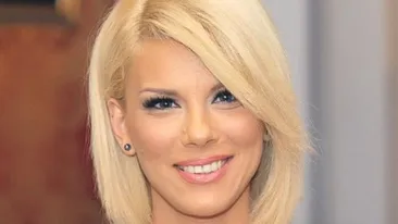 Transformarea TOTALA a unei blonde din showbiz! Si-a pus extensii, s-a facut roscata si si-a marit buzele. O recunosti?