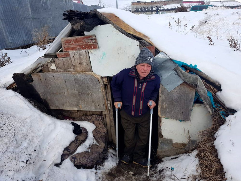 Un bărbat din Huși trăiește de 11 ani într-un bordei: ”Am rămas pe drumuri!”