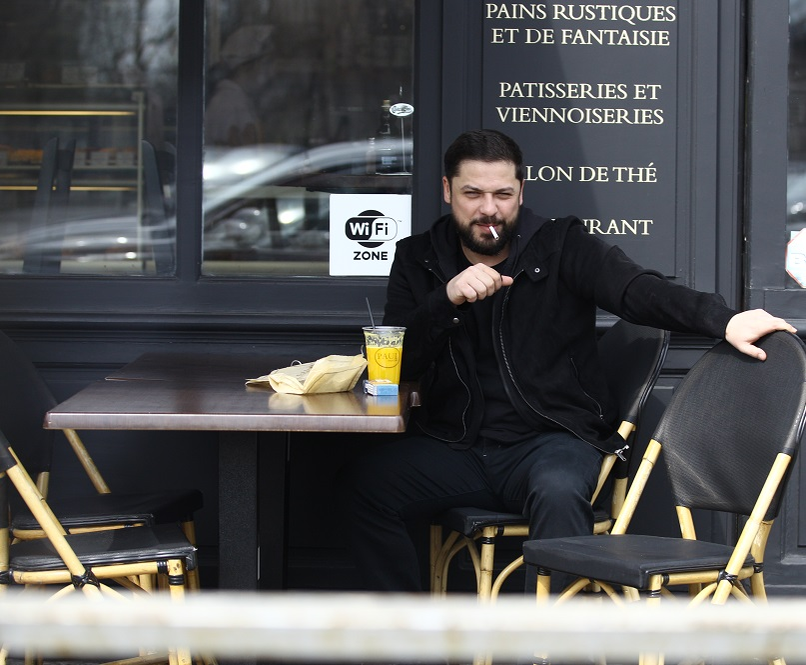 Augustin Viziru, cu un look total schimbat, la o terasă din București