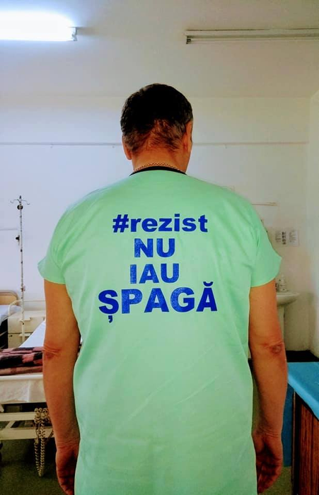 Medicul și-a imprimat pe uniformă mesajul fără echivoc