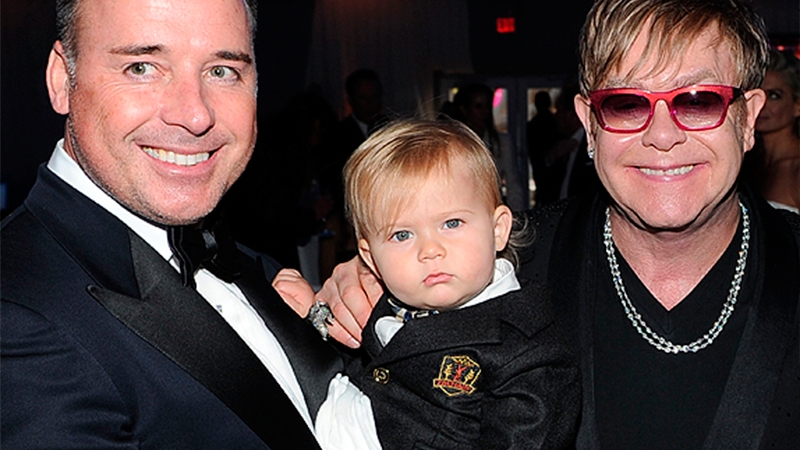 Elton John şi iubitul său, David Furnish, au devenit părinţi pentru a doua oară! Află cine este mama-surogat!