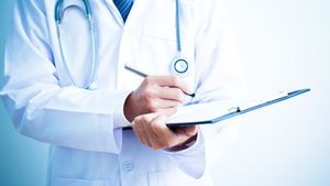Un nou scandal în sistemul medical! Un doctor ar fi bătut și sechestrat o pacientă