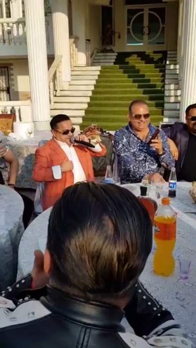 La asta, cu siguranță, nu te așteptai! Adrian Minune și Marcel Pavel, duet în curtea casei