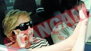 Sharon Stone vaneaza paparazzi