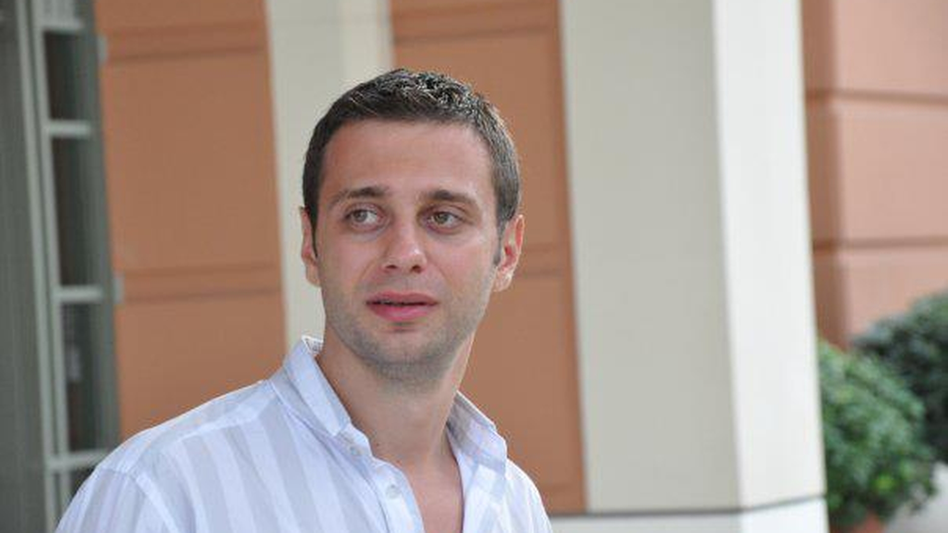 Milionarul Andrei Lisinschi Jr ii face toate poftele iubitei sale. S-au distrat printre testoase si lei albi