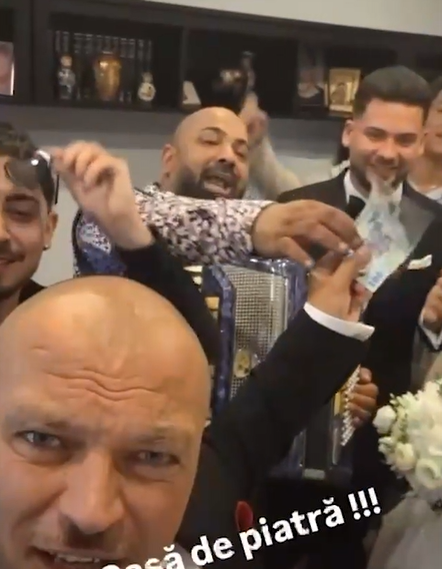 Câți bani le-a dat Puya lăutarilor în ziua în care a fost naș de cununie. Invitații au crezut că nu văd bine!