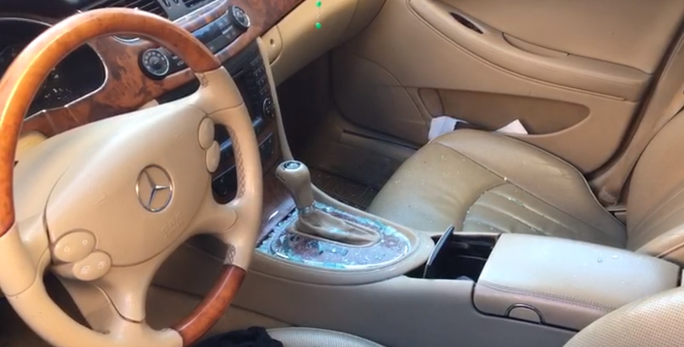 Nici interiorul autoturismului nu a scăpat de furia agresorilor