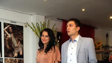 Transparenta si fara sutien, insa pazita de iubit. Gina Maican s-a afisat la un eveniment 