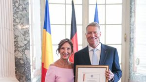 Carmen Iohannis, apariție spectaculoasă la un dineu oficial! Ținuta soției președintelui României a fost creată de Maria Marinescu!