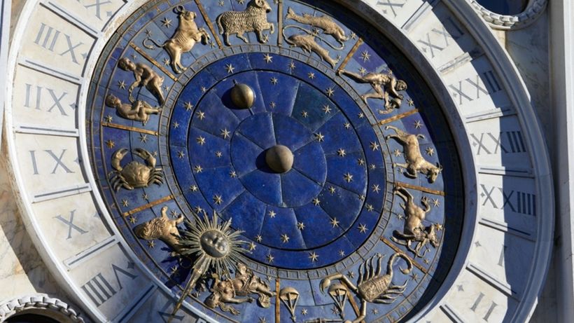Horoscop Vărsător 2026. Află ce ți-au prezis astrele pe casa iubirii, a carierei și mai ales a banilor pentru tot anul următor
