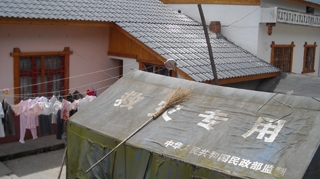Un pusti din China a ramas blocat in spatiul dintre doua case! Pompierii au daramat un imobil sa-l scoata!