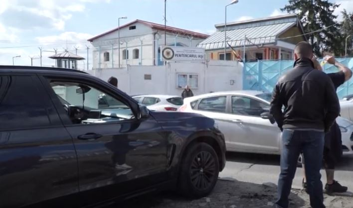 Frații Corduneanu, spectacol în fața Penitenciarului Iași. “Regele” Bogdan a ieșit din pușcărie! / FOTO