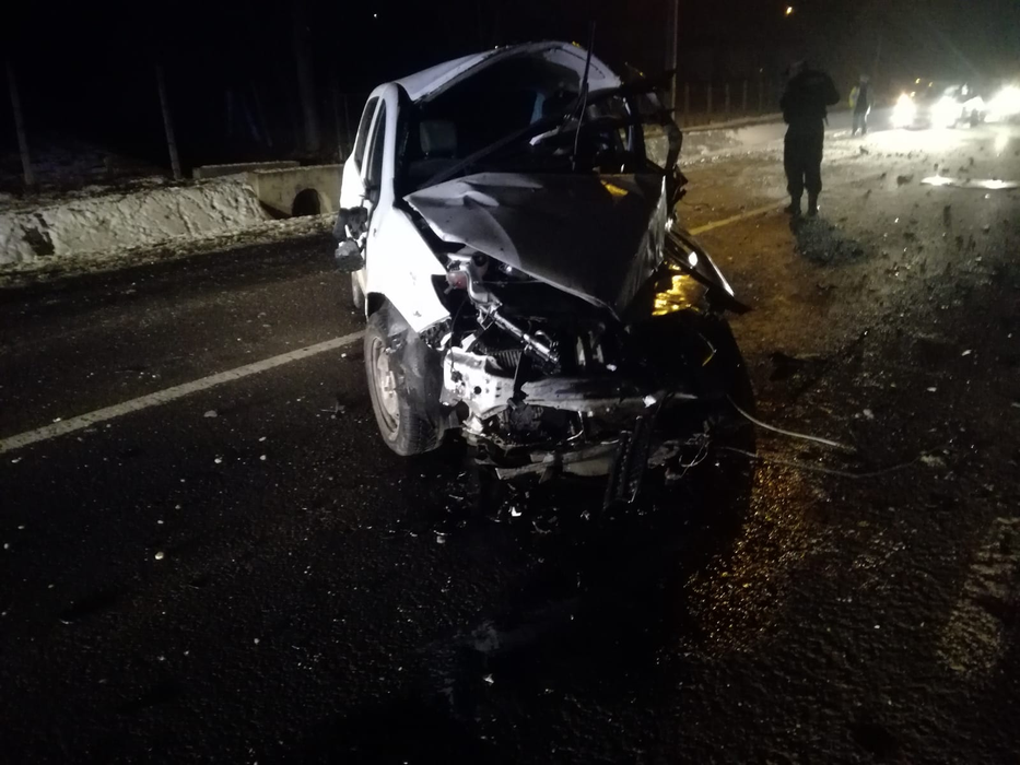 Accident violent în Târgu Mureș! Doi răniți grav, după ce mașina în care erau s-a izbit de un cap de pod și s-a răsturnat
