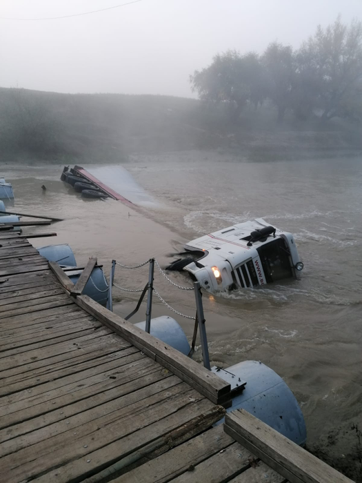 Un tir încărcat cu sticlă s-a răsturnat în apele râului Ialomița. Cum a fost găsit șoferul mastodontului înmatriculat în Ucraina | FOTO