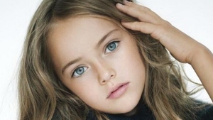 O frumusete rapitoare! Cel mai tanar fotomodel din lume are 9 ani si lucreaza cu Armani, Fendi si Roberto Cavalli