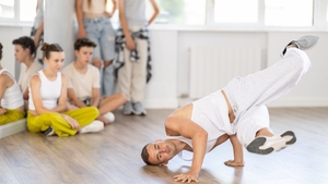 Un tânăr de 30 de ani, diagnosticat cu tumoră după ani buni de breakdance. Specialiștii trag un semnal de alarmă!