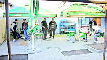 Castigatorul de la loto: cinste modesta cu bere ieftina si napolitane. Milionarul Gica le-a cumparat vecinilor bautura de 100 de lei