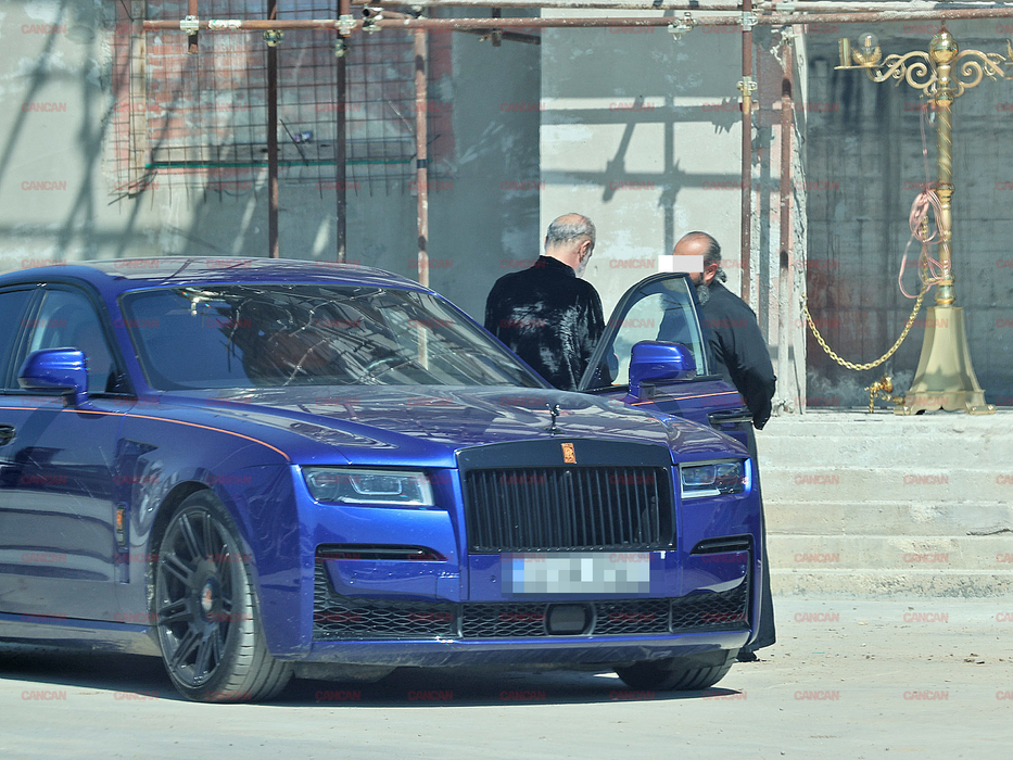 Becali discută cu preotul care a făcut sfeștania