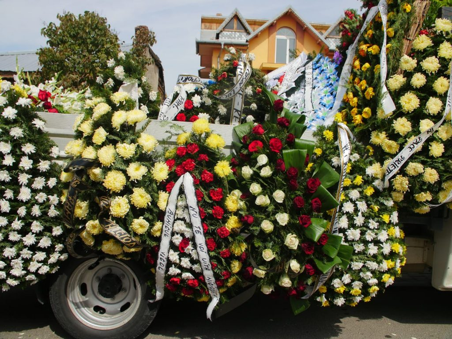 Numeroase mașini au fost încărcate cu zecile de coroane aduse de cei care l-au iubit pe Dany Vicol © CANCAN.RO