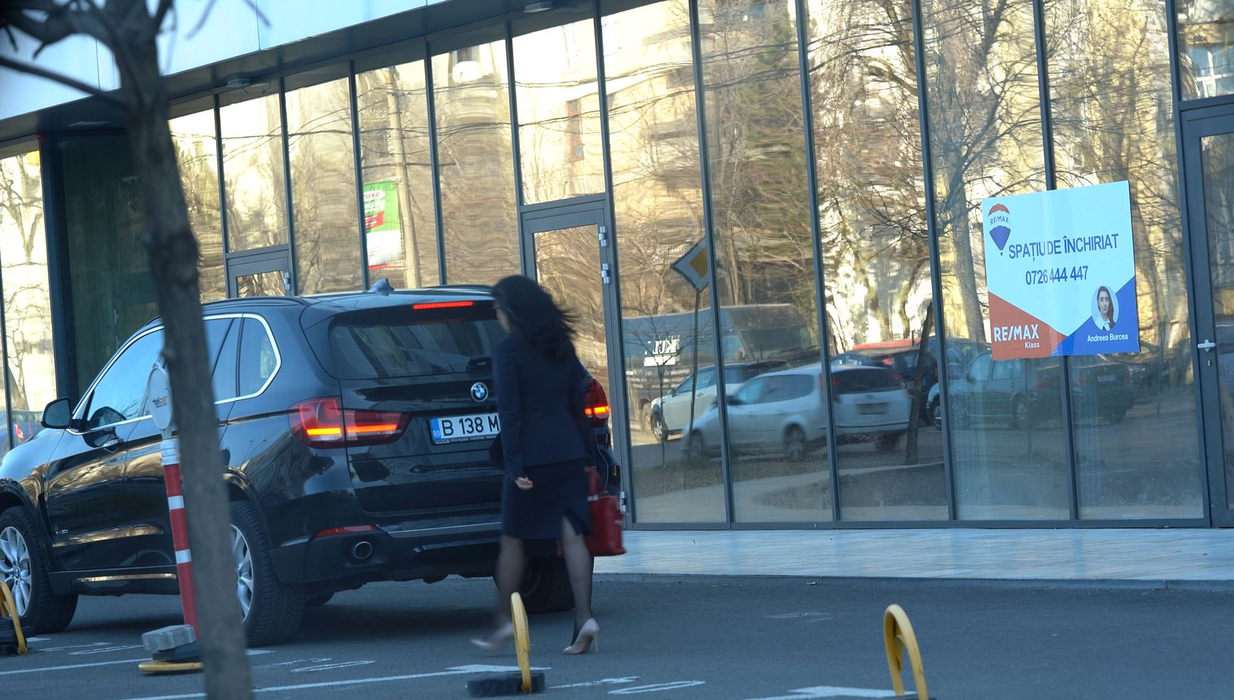 Ionela Nedelea urcă în mașina trasă de șoferul lui Novak lângă clădire