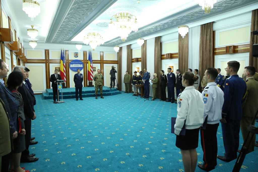 Cezara și colegii ei la ceremonia de la Ministerul Apărării