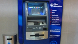 O batrana a ramas fara bani dupa ce trei persoane au pacalit-o! I-au dat foi de hartie in loc de valuta!