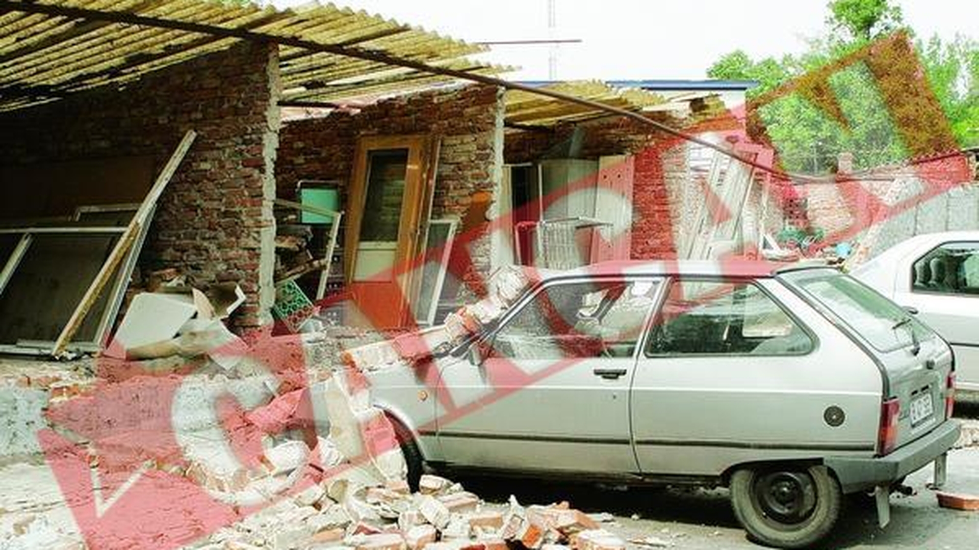Sase masini distruse de gardul spitalului