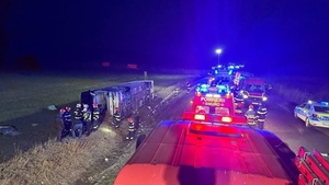 Plan roșu activat! Un autocar cu 44 de pasageri s-a răsturnat
