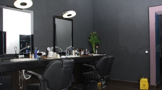 Uite cum arata interiorul salonului unde a avut loc macelul! Aici au murit doua persoane si alte sase au fost grav ranite
