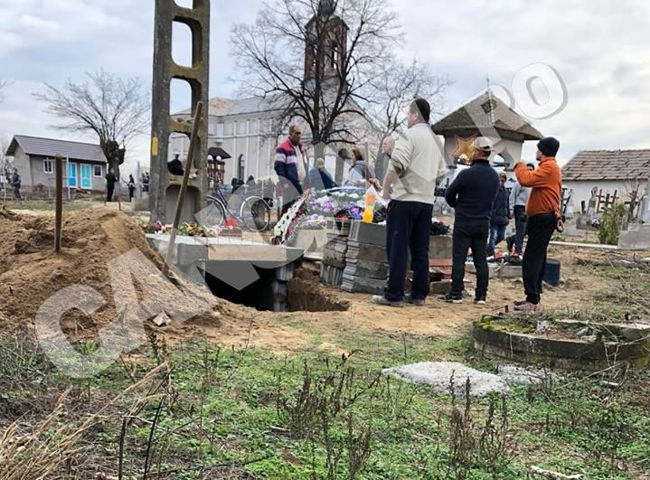 Mormântul Alinei Ciucu, înainte ca sicriul să fie depus