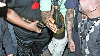 Rapperul The Game s-a rupt in figuri. A cinstit trotuarul cu sampanie delux