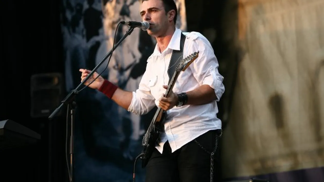 Dezvăluiri spumoase din viaţa lui Cornel de la Vunk. Vezi cu ce solistă cuplată ar fi vrut să aibă o relaţie, doar la CANCAN TV