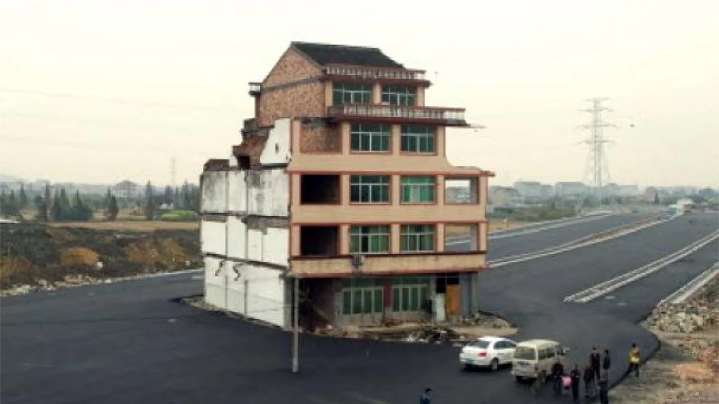 În 2012, un crescător de rațe de 67 de ani a refuzat să își părăsească locuința cu 5 etaje. Pentru a-l convinge să cedeze, autoritățile au construit o autostradă în jurul casei. Cum a reacționat bătrânul