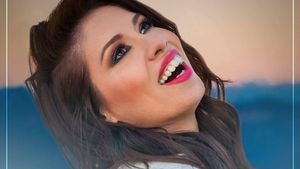 Cristina Bălan, prima piesă după ce a revenit în muzică. Nu are corp de model, dar a îmbrăcat o rochie decupată şi transparentă: "Am zis că vom fi împreună şi la greu" 