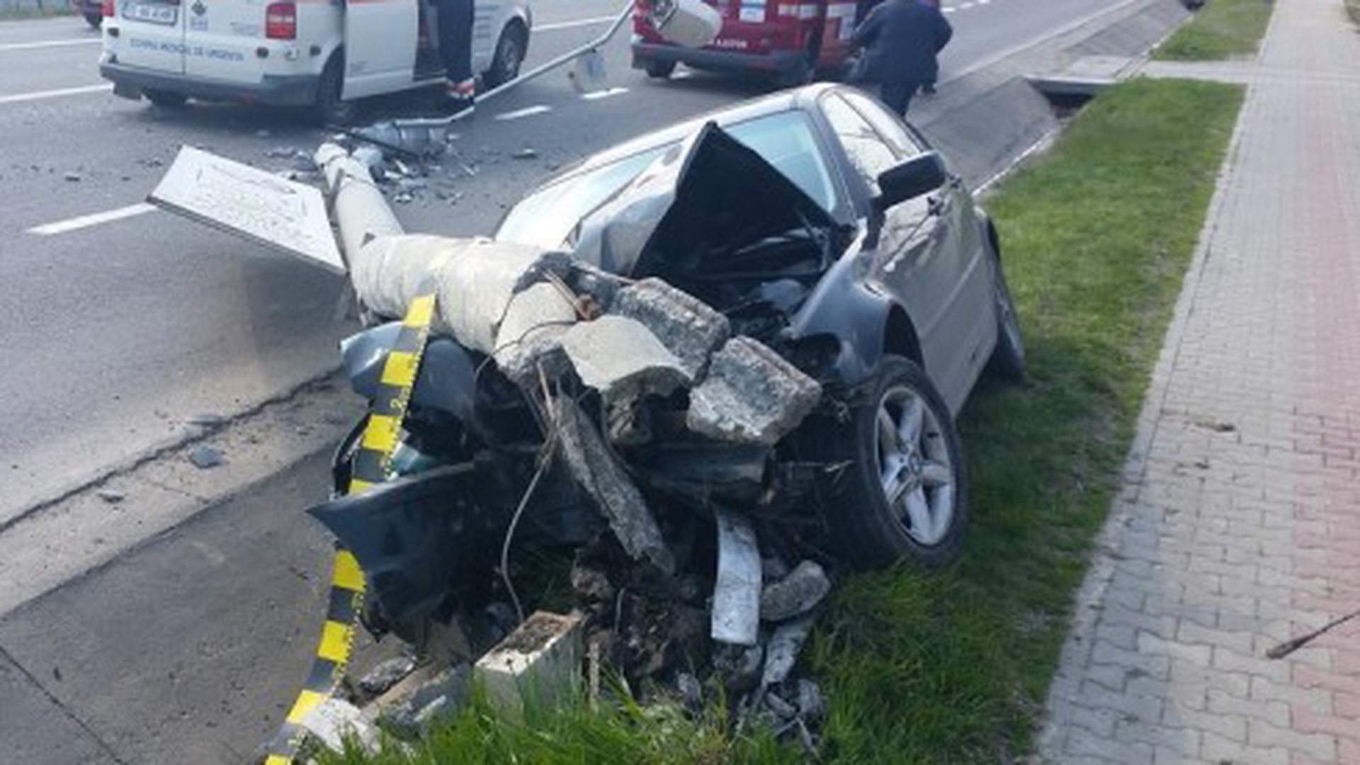 Un stâlp de beton s-a prăbuşit peste un BMW şi l-a făcut praf, în Iaşi! VIDEO cu accidentul şocant din care o familie a scăpat ca prin minune