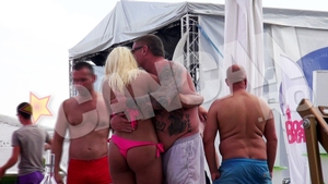 Maharu incinge litoralu’! Fostul iubit al Simonei Sensual a facut show deocheat pe plaja cu trei femei si shot-uri fara numar!